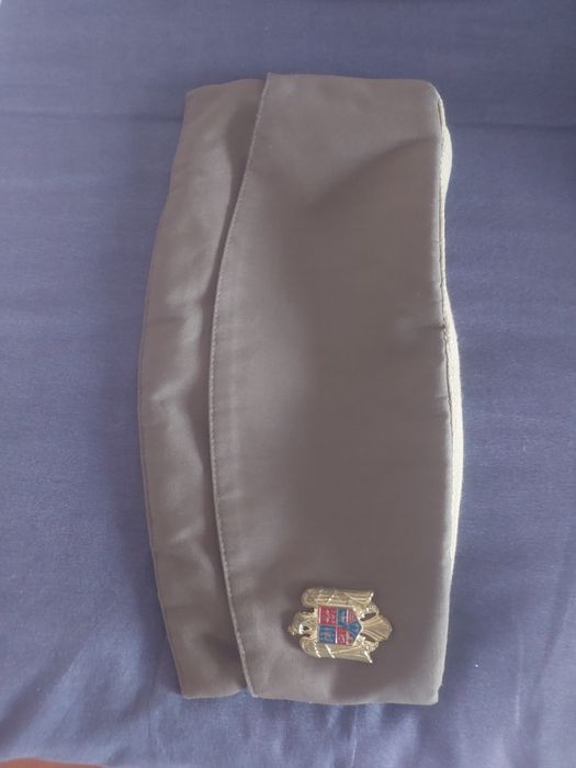 Vând articole militare în culori variabile.