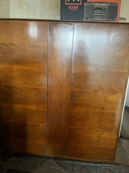 Масивни дървени гардероби, скрин и маса и маса