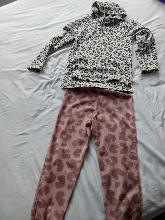 Екип от полар за момиче на 8 г.- 4 евро.