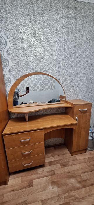 Столик с зеркалом женский