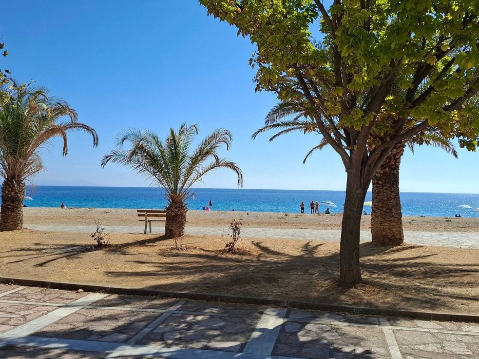 Продава лукс апартамент 48м2 първа линия в Неа Врасна, Северна Гърция