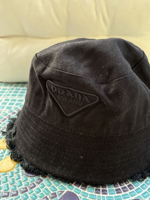 Palarie neagra Prada