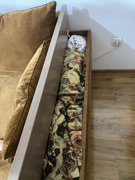 Продам диван среднее состояние