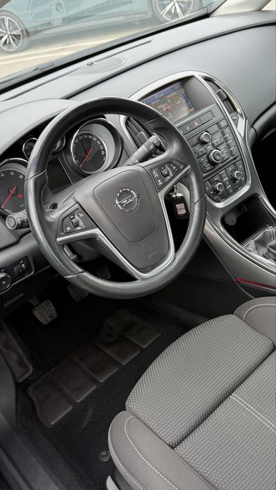 Opel Astra  J / Sports Tourer / 1.4 Turbo / Bi-Xenon / Euro 5