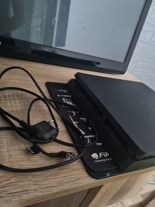 Vând ps4 slim în stare forte  buna,1T + un controler cu cablu