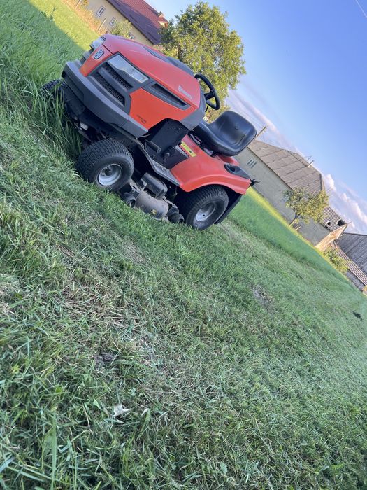 Vând tractoraș de gazon Husqvarna CTH 200
