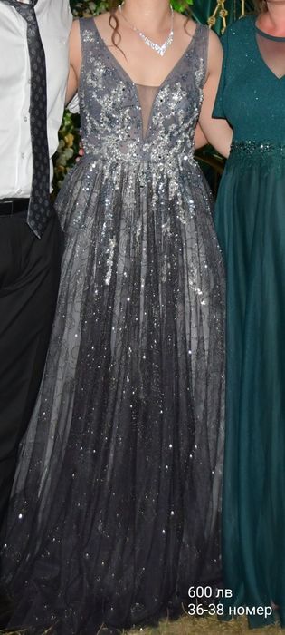 Уникална официална рокля няма забележки по нея, размер ХС