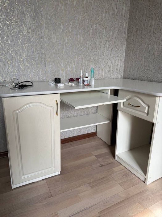 Продам стол, комод