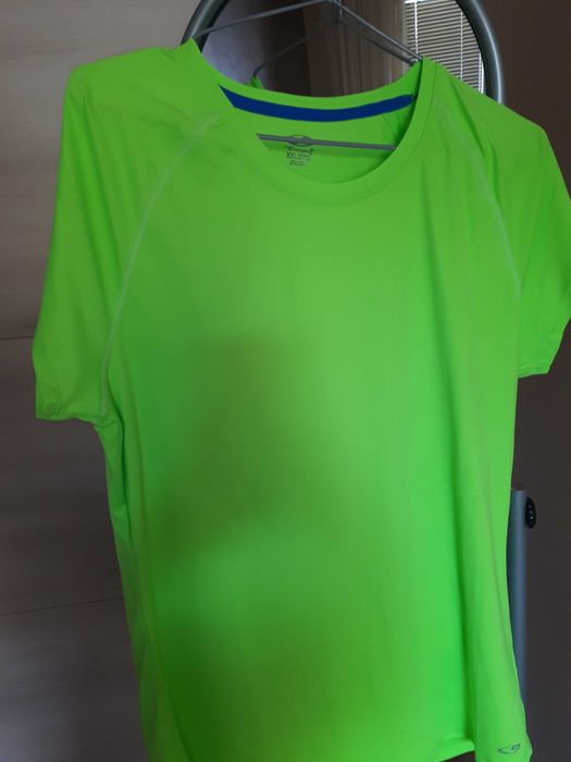 Дамси спортни блузи с къс ръкав