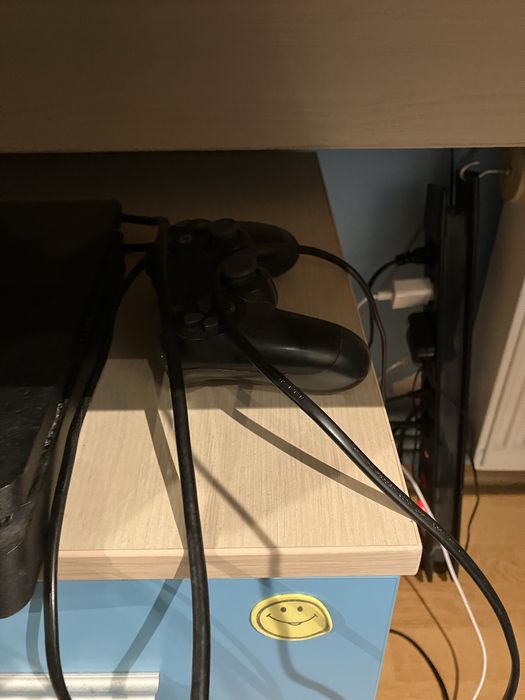 vand  Ps4 cu 3 console  si cablurile aferente cu statie de incarcare
