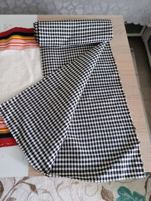Ръчно тъкани месали,  килимче и плат, престилки