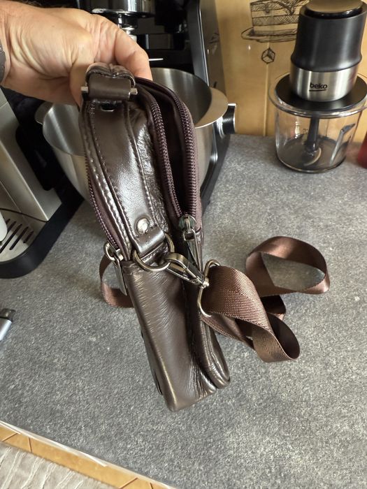 Geanta barbati din piele naturala.