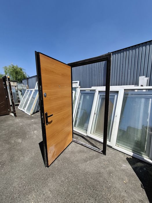 Продаём  б/у металические двери