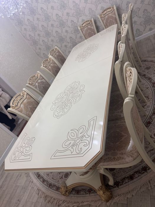 Продаем стол со стульями