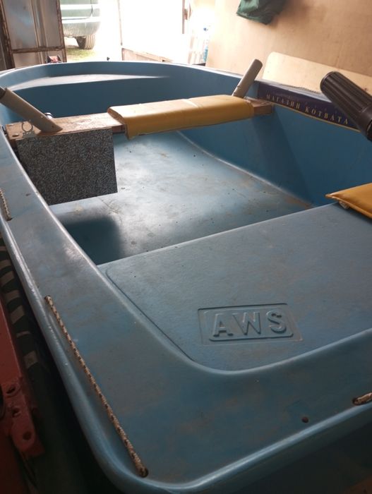 Продавам лодка тримаран