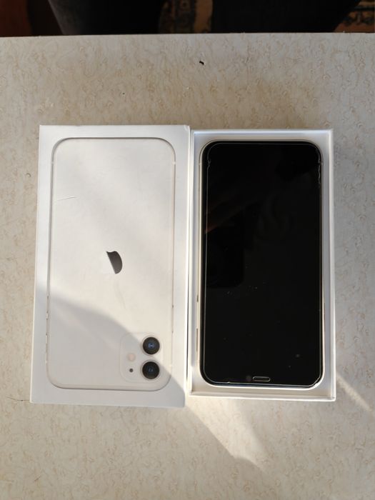 Iphone 11 + подарък 10 кейса и зарядно