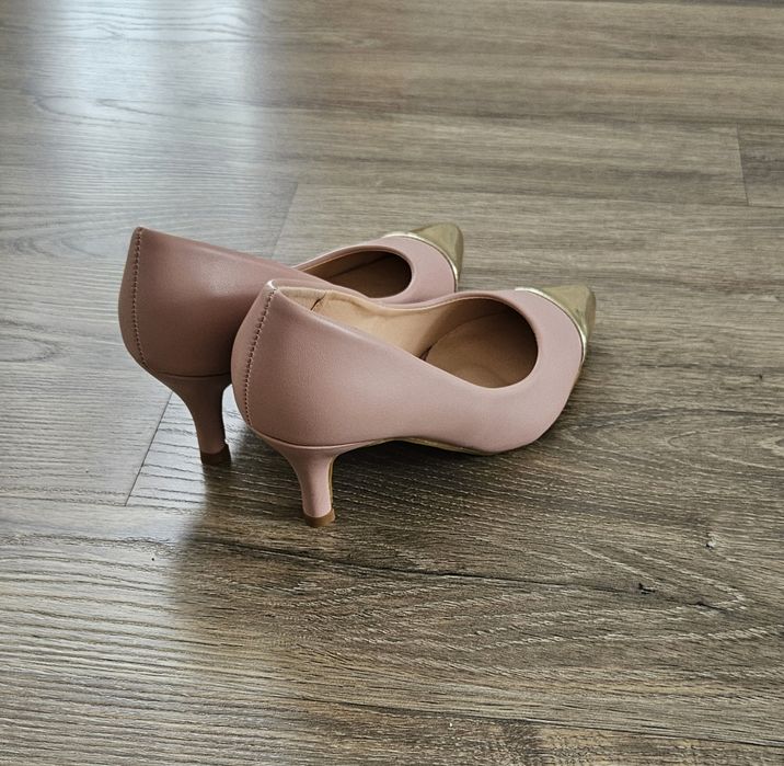 Pantofi nude cu accent auriu, mărimea 35