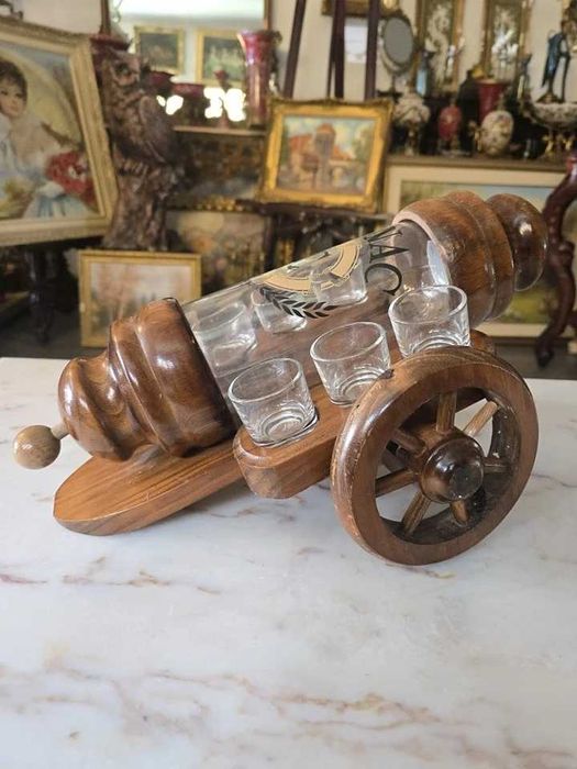 Sticla de Cognac în suport de lemn,in forma de tun..