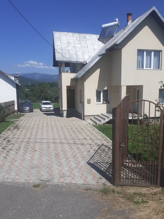 Vând casă cu 3 camere și mansarda. Anul 2000