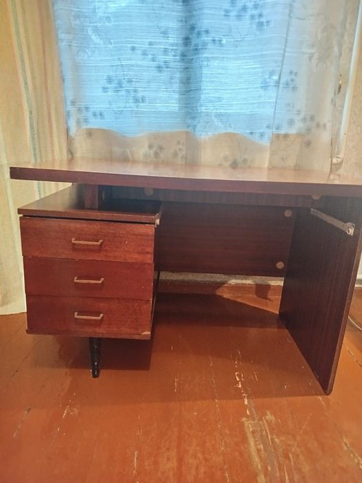 Письменный стол.