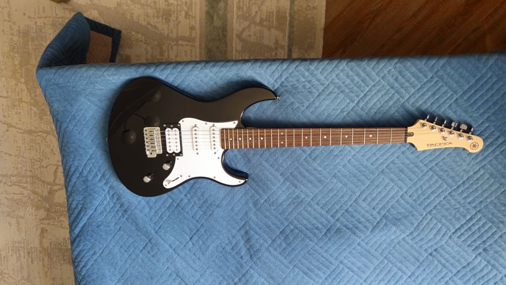 Yamaha Pacifica 112v (Black)