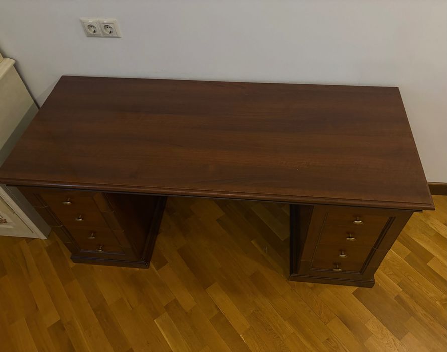 Письменный стол.