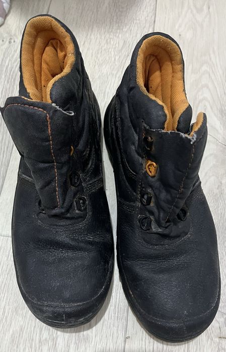 Продается спец ботинки