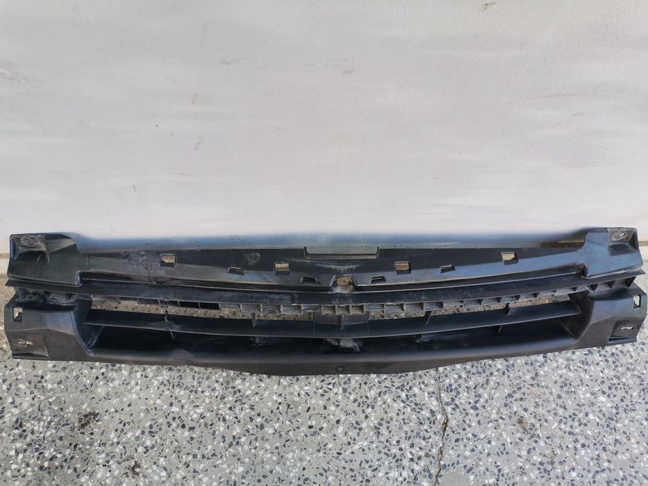 Продавам капак,и държач предна броня за опел виваро