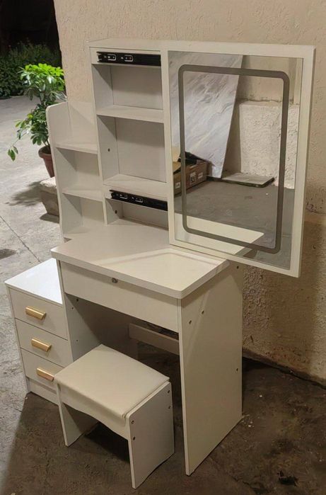 Трюмо. Стол  для макияжас пуфом