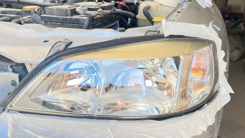 Полиране на фарове с лампа