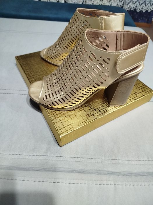 Продам босоножки летние б/у раз.37