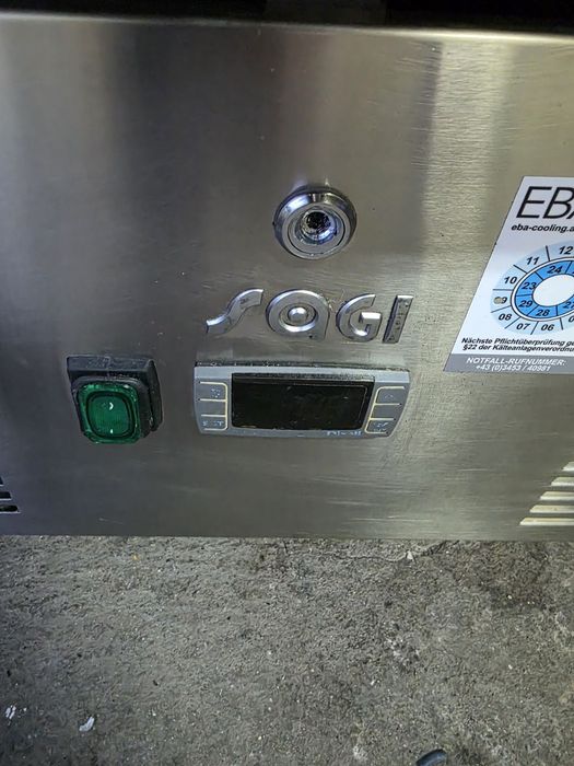 Иноксов хладилен шкаф с гранитен плот