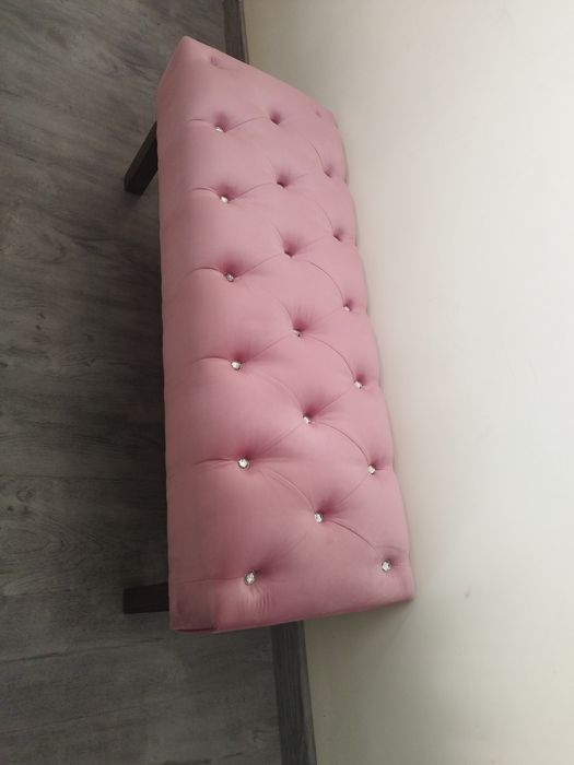 Vând bancuta tapițată ,canapeluță din catifea roz ( Chesterfield)