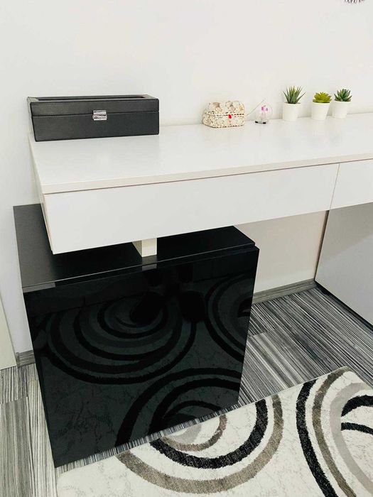 Vand comoda/ birou din MDF lucios alb cu negru