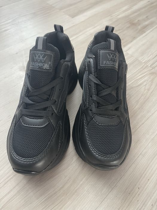 Черни маратонки за спорт и ежедневие