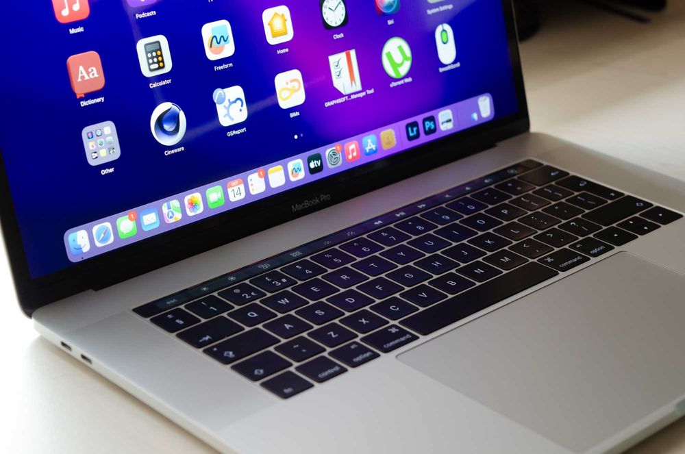 MacBook Pro 15'' inch 2017 16GB RAM 256GB SSD