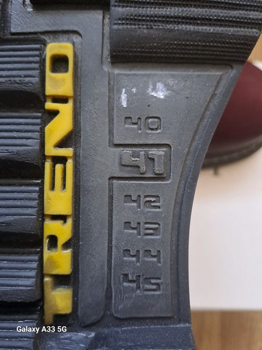 Vand ghete din piele naturala nabuc pentru bărbați. 
Interior îmblănit