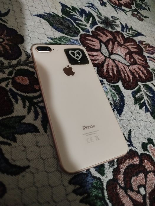Продам iPhone 8+