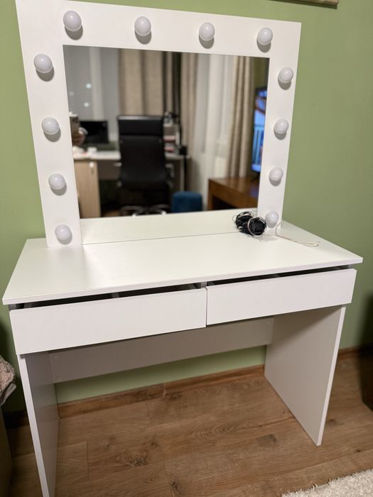 Masa de machiaj cu becuri