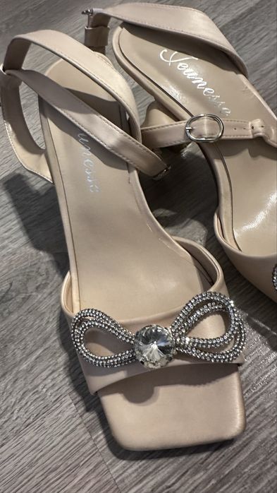 Босоножки на каблуке