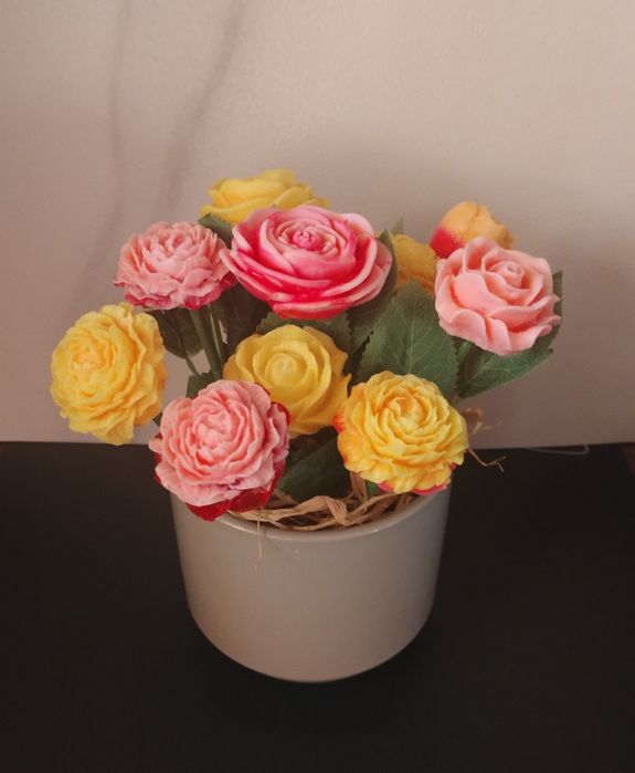 Цветя в кашпа изработени от сапунена база.