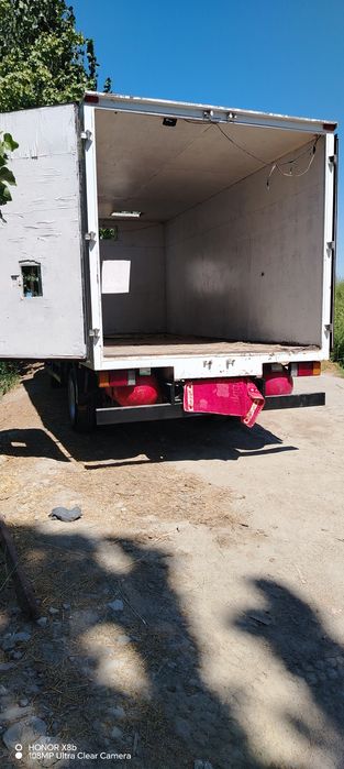 Isuzu mashinasi sotiladi