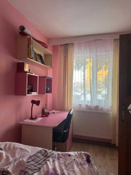 vand apartament trei camere