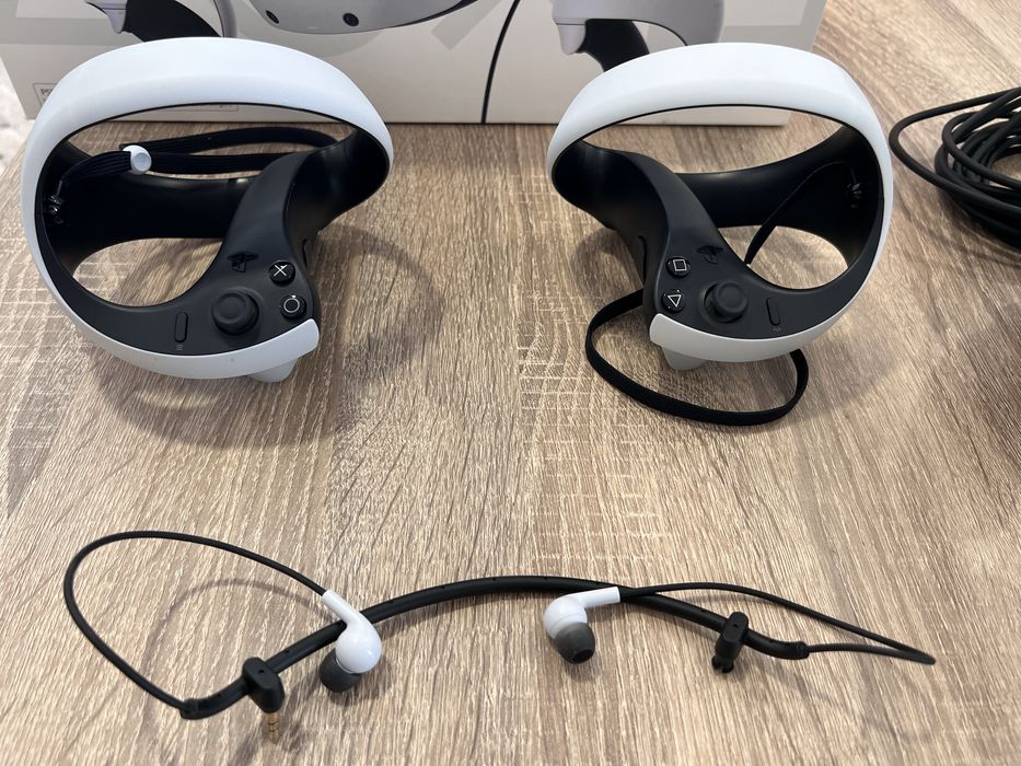 Sony PlayStation VR2 PS5 + 2 Controllere PS VR2 Sense – Stare Excelentă