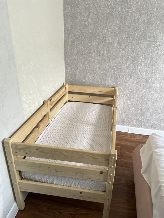 Продам кроватку с матрасом