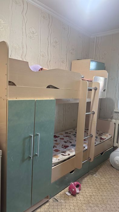 Двухярусная кровать с шифоньером