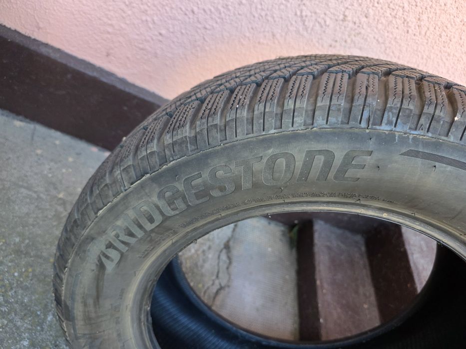 Vând anvelope de iarnă Bridgestone  235/60/18