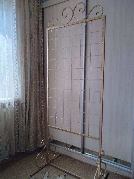 Продам вешалку для вещей.