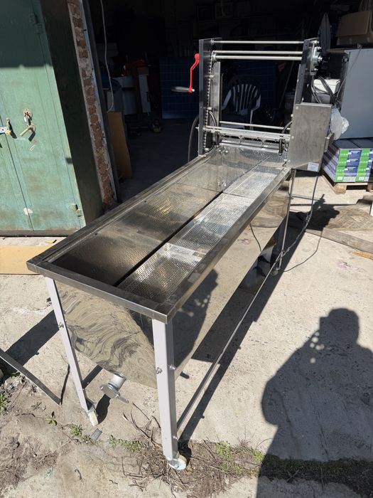 Разпечатваща машина за пчелни пити