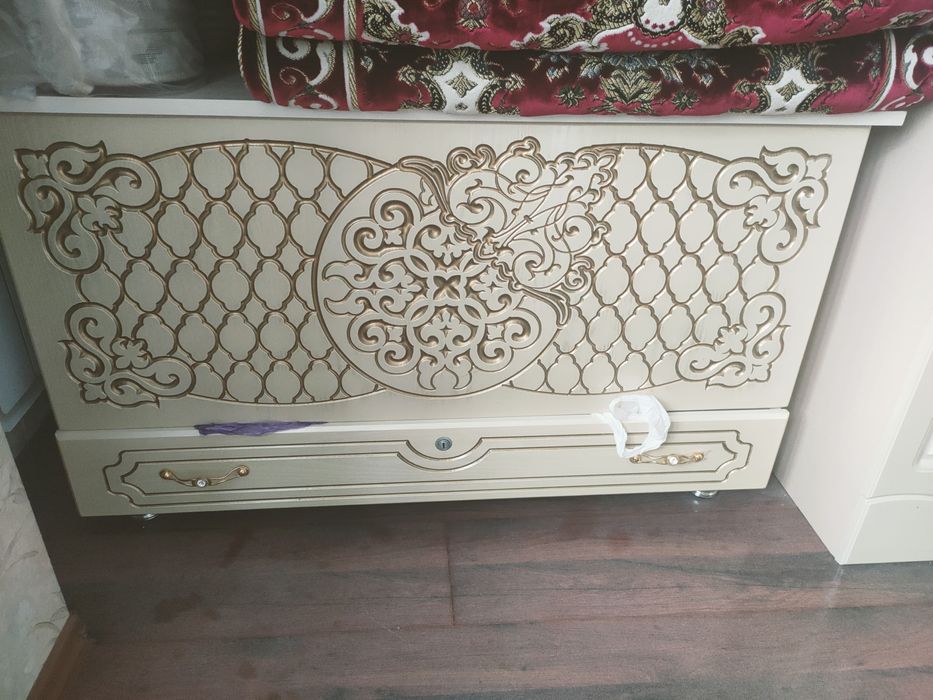 Спальный гарнитур и сундуки